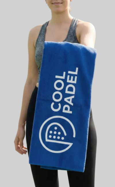 Kahepoolne rätik modelli käes Kahepoolne rätik modelli käes