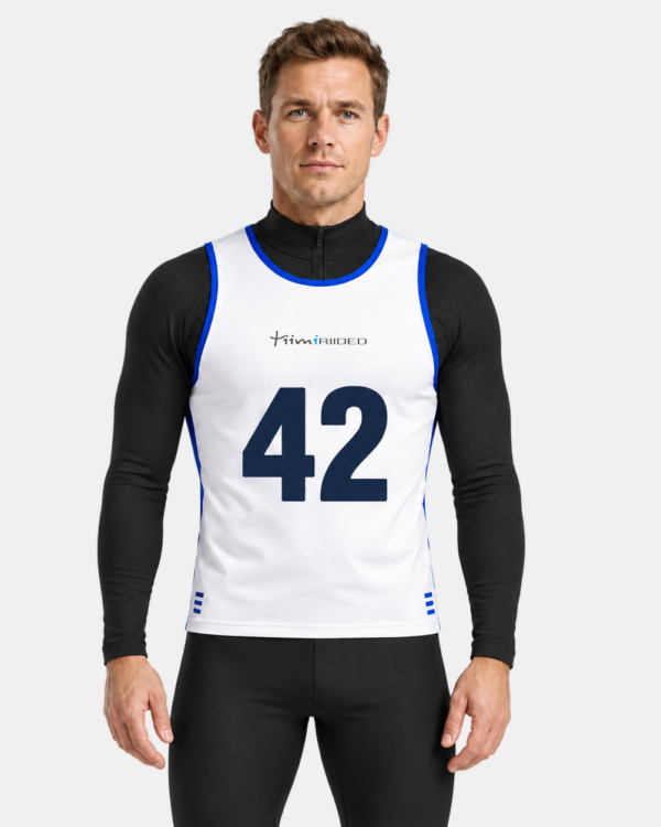 Valge siniste aktsentidega numbrivest 42, mees eestvaates.