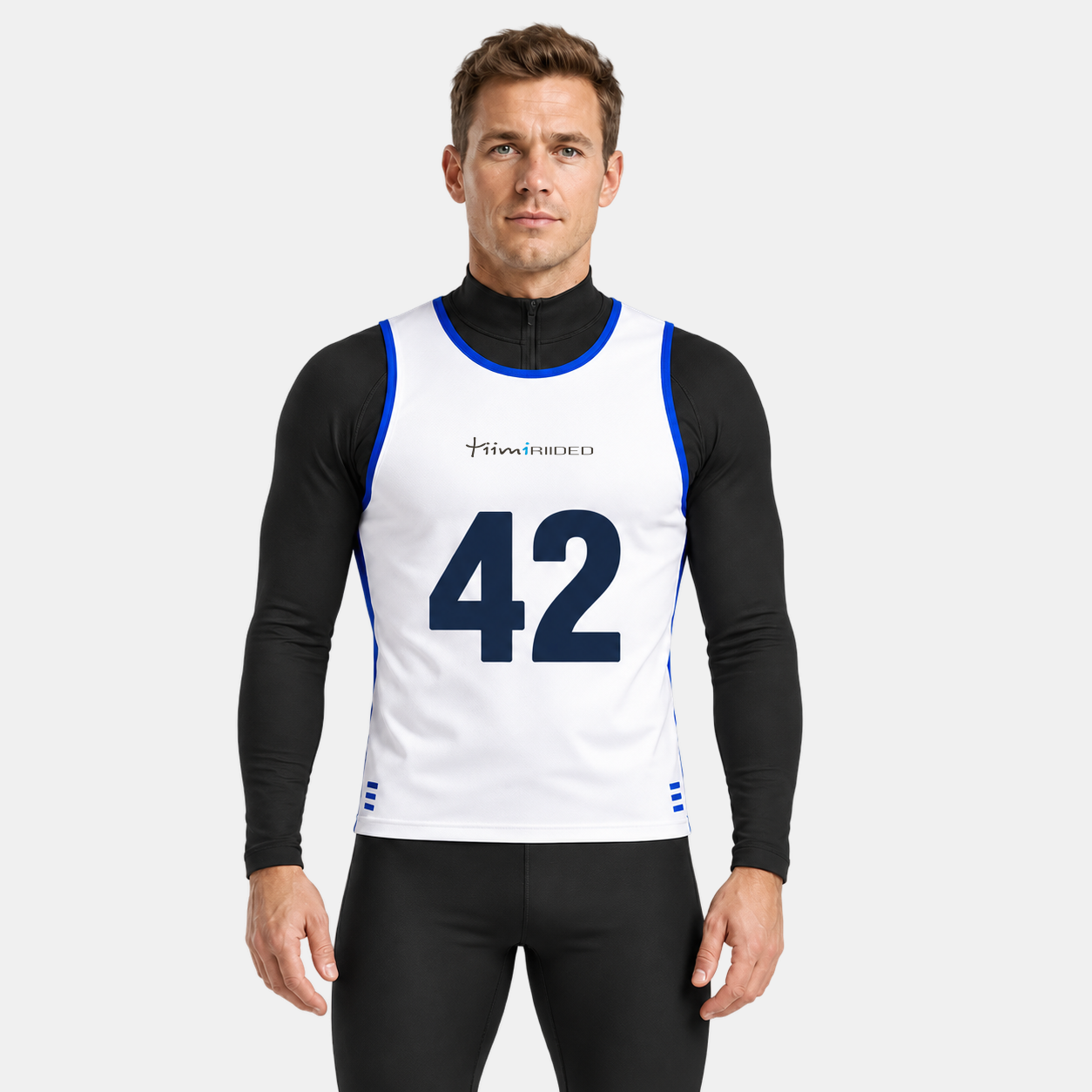 Valge siniste aktsentidega numbrivest 42, mees eestvaates.