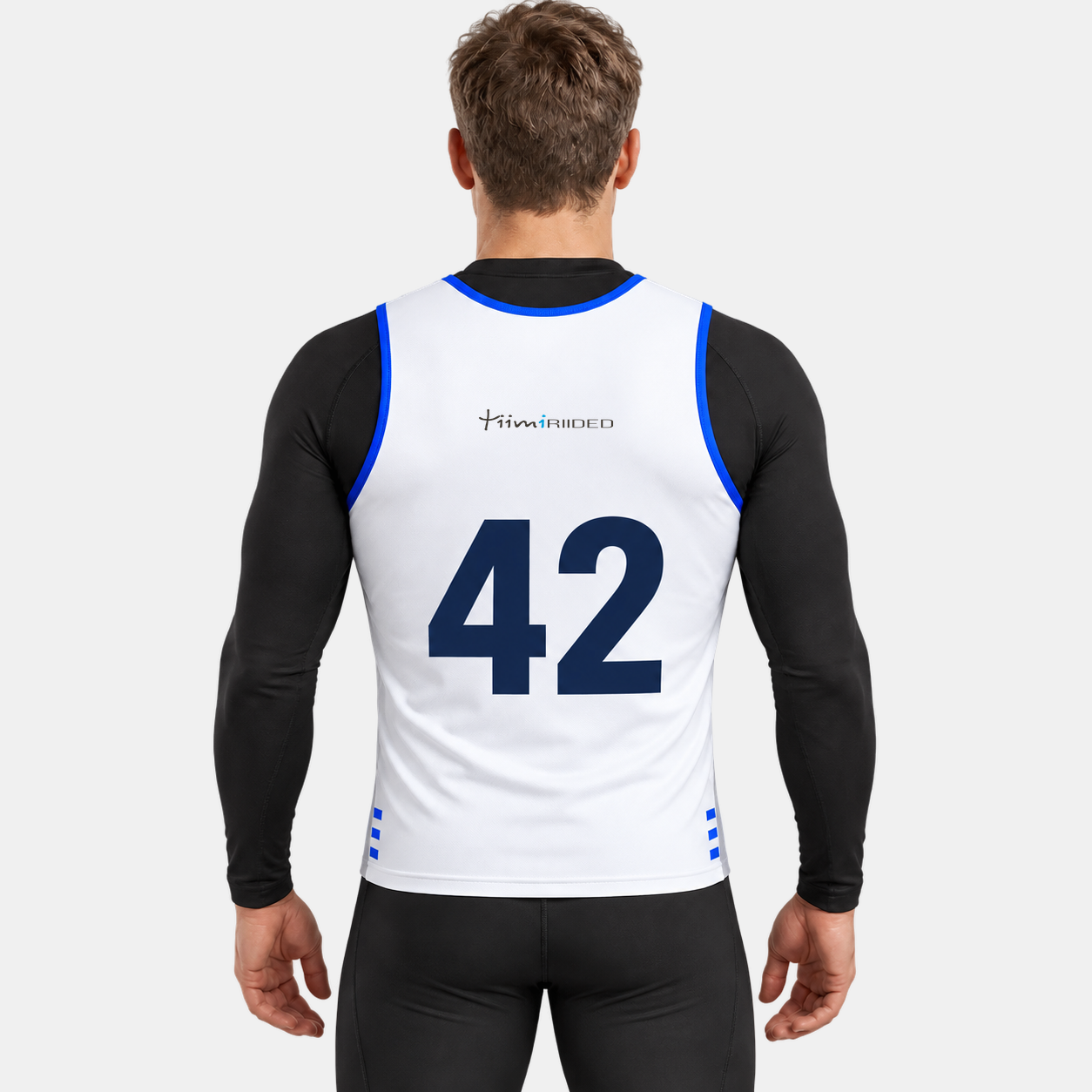 Valge siniste aktsentidega numbrivest 42, mees tagantvaates.