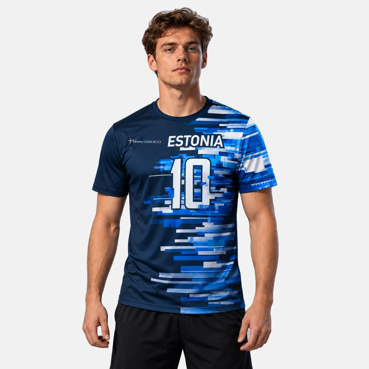 Mees kannab sinivalge digimustri ja „ESTONIA 10” kirjaga Classic e-spordisärki, eestvaade.