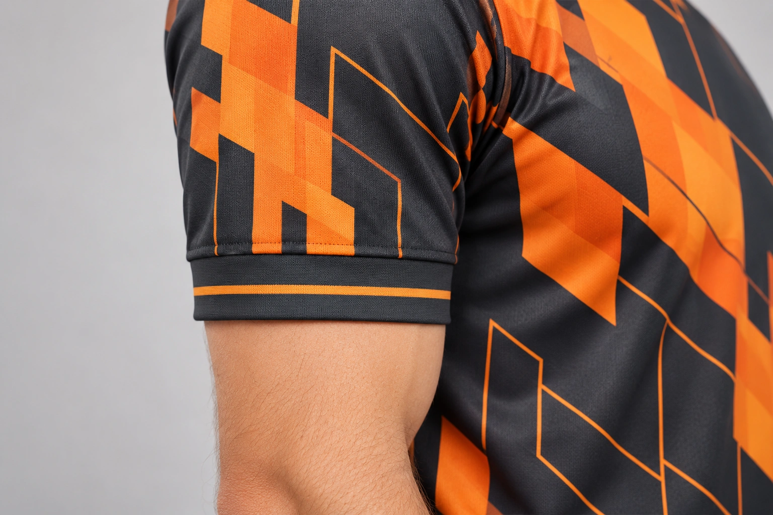 Oranži triibuga premium-käiserandi lähivaade Classic jalgpallisärgil.