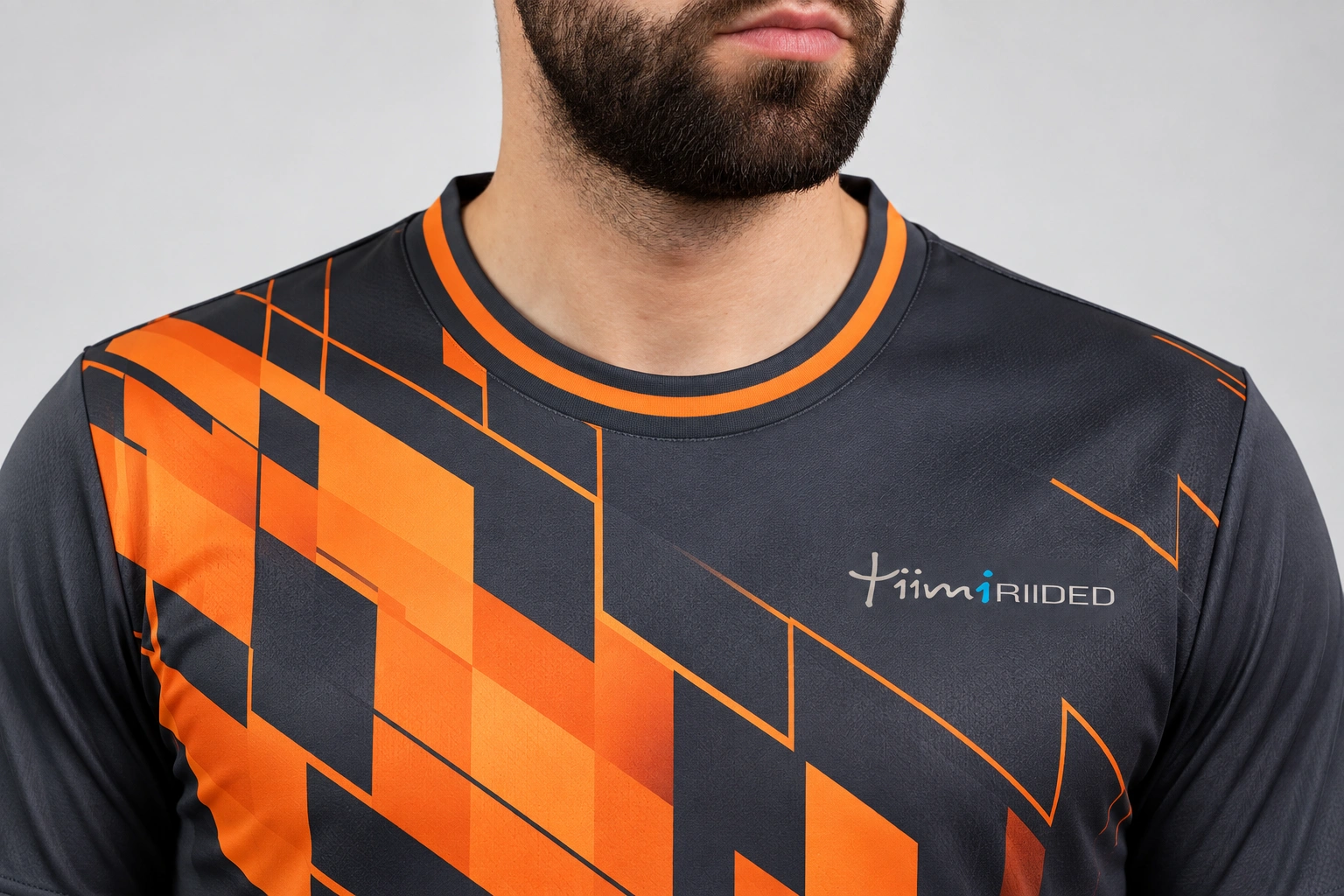 Oranži triibuga ümara premium-kaeluse lähivaade Classic jalgpallisärgil.