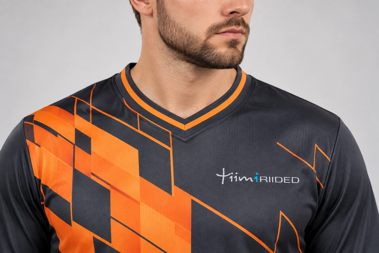 Oranži triibuga V-kujulise premium-kaeluse lähivaade Classic jalgpallisärgil.