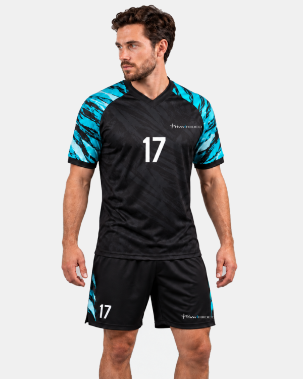Musta ja türkiissinise Elite Raglan meeste jalgpallivormi eestvaade: mängija number 17 särgil ja pükstel.