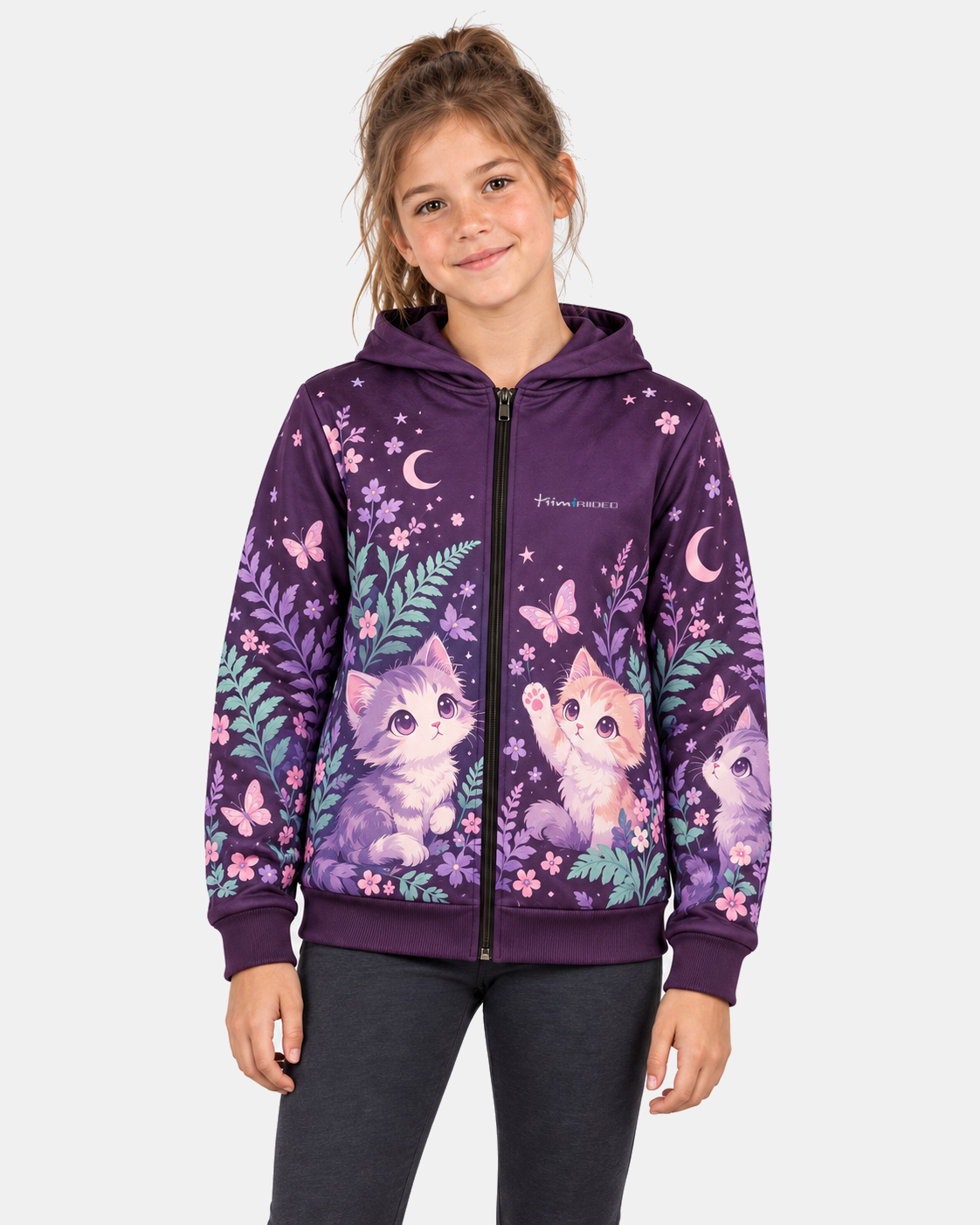 Tüdruk kannab lillakasroosade anime stiilis kassipoegade, lillede ja liblikatega All Active’i lukuga pusa, eestvaade.