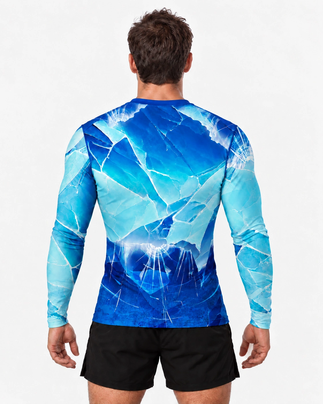 Sinise ja türkiissinise jäämustriga pikkade varrukatega rashguard mehe seljas, tagantvaade.