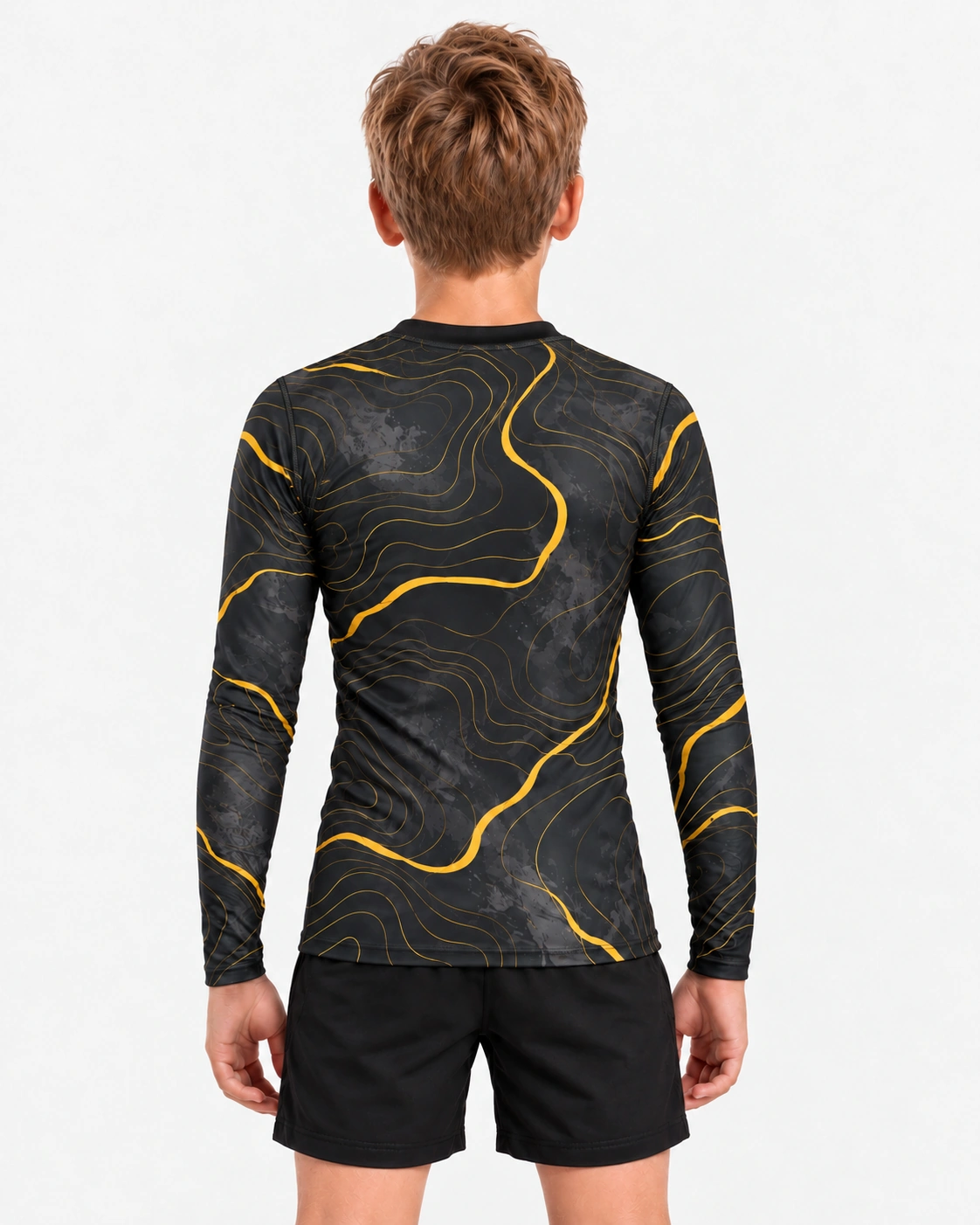 Must kuldse topograafilise joonmustriga pikkade varrukatega rashguard poisi seljas, tagantvaade.