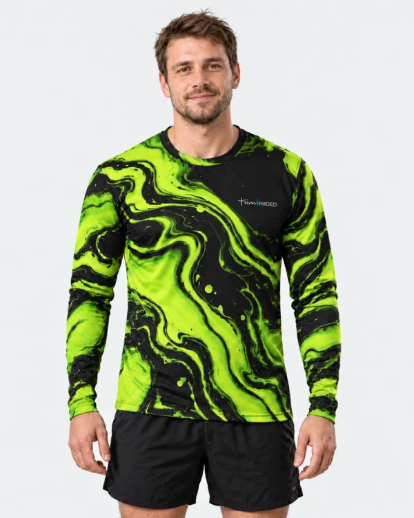 Mees kannab rohelise ja musta marmormustriga pikkade varrukatega Lighti spordisärki, eestvaade.