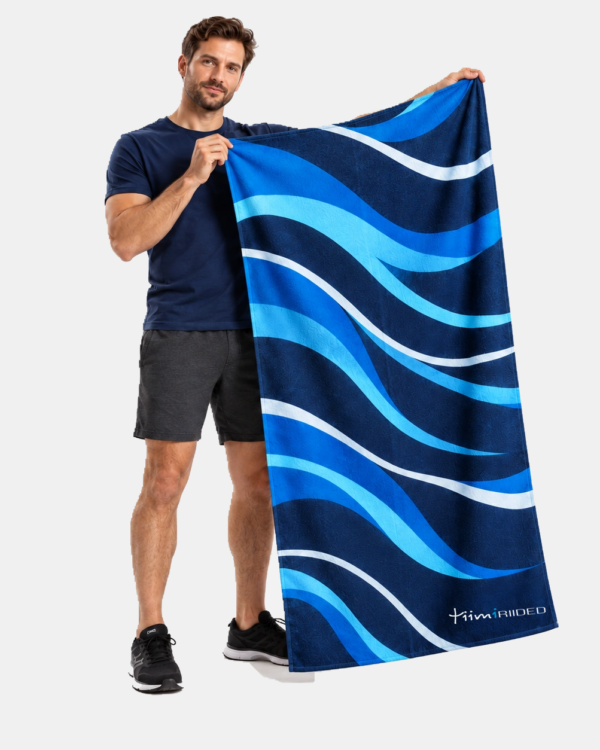 Mees hoiab sinise lainemustriga Tiimiriiete saunalina mõõduga 70 × 140 cm.
