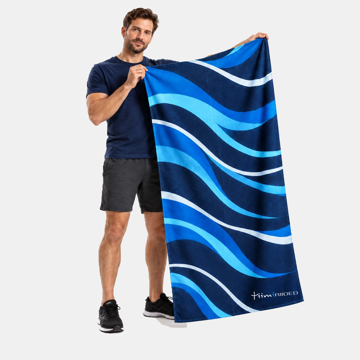 Mees hoiab sinise lainemustriga Tiimiriiete saunalina mõõduga 70 × 140 cm.