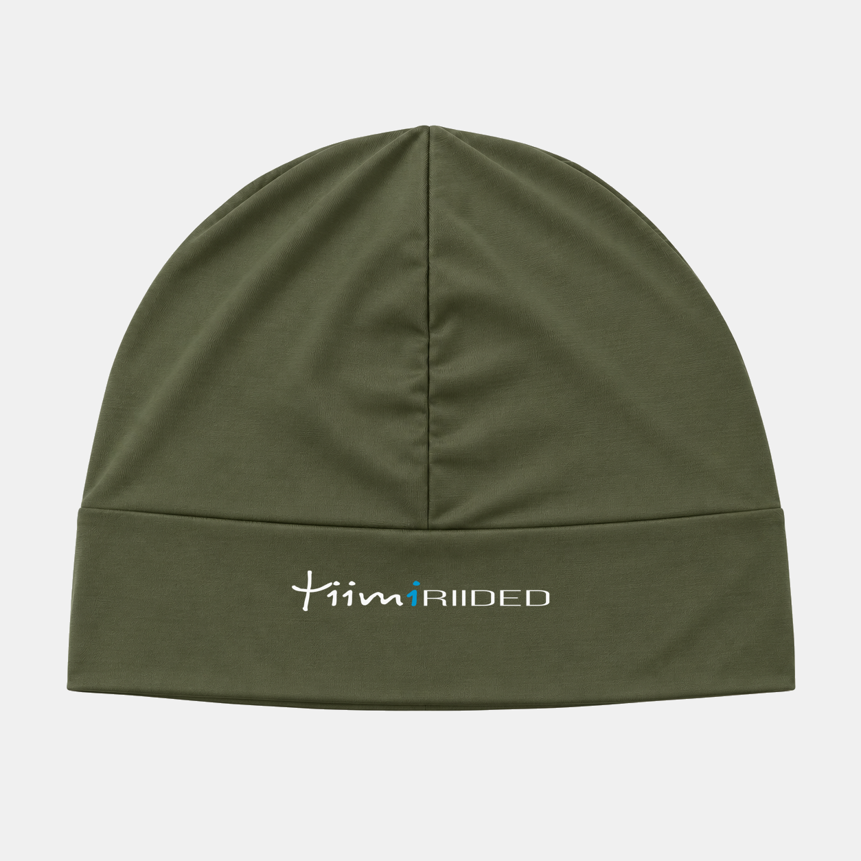 Ühevärviline oliivroheline spordimüts Tiimiriiete logoga heledal taustal.