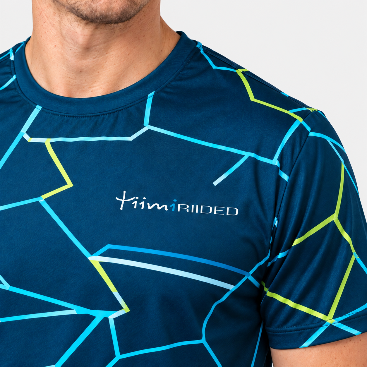 Sinise geomeetrilise mustriga Lighti T-särgi ümarkaeluse, käise ja Tiimiriided logo illustratiivne lähivaade.