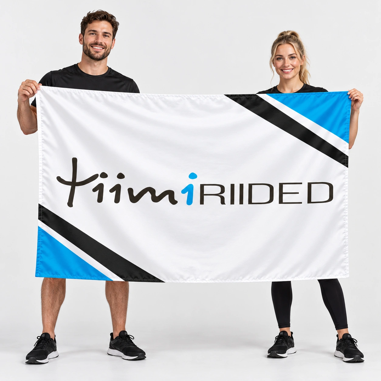 Kaks inimest hoiavad Tiimiriiete logoga tiimilippu stuudios.