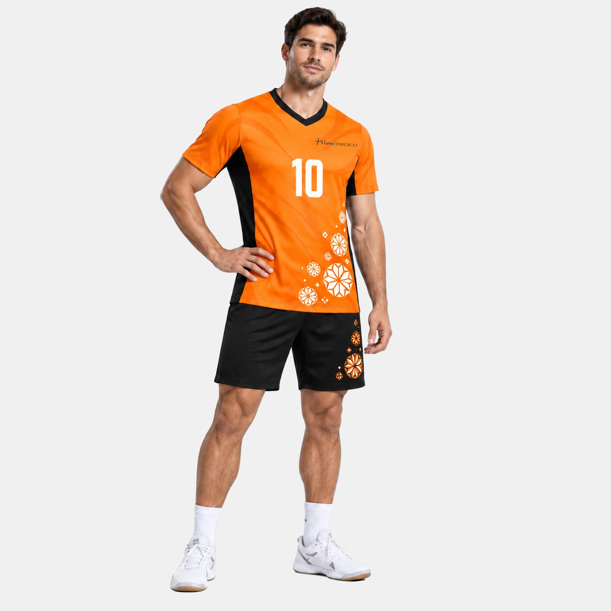 Oranži-musta võrkpallisärgi Pro eestvaade meesmodellil heledal stuudiotaustal; rinnal number 10 ja Tiimiriiete logo.