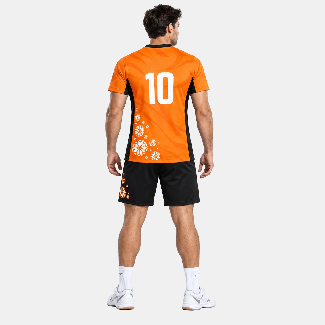 Oranži-musta võrkpallisärgi Pro tagantvaade meesmodelli seljas, seljal näidisnumber 10.